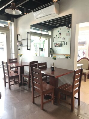 Breakfast, lunch, dinner served; local and international cuisine