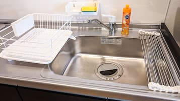 Refrigerador, microondas, tetera/pava eléctrica, utensilios de cocina