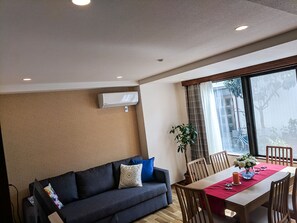 Flat-screen TV - Grato Terrace (Tokyo)