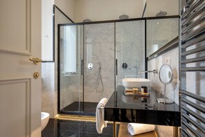 Superior King Room | Banheiro | Chuveiro, chuveiro com efeito de chuva, produtos de toalete grátis 