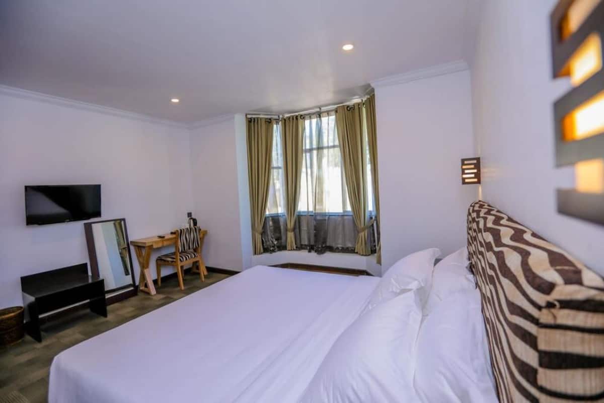 Desk, blackout drapes, soundproofing, free WiFi