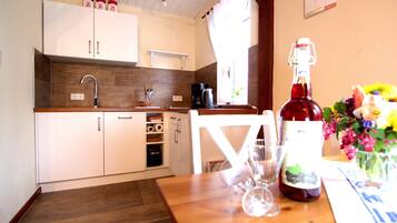 FeWo Liesbeth | Private kitchen | Full-sized fridge, oven, stovetop, dishwasher
