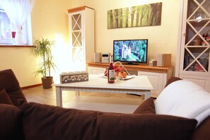 FeWo Liesbeth | Living area | 40-inch flat-screen TV with satellite channels, TV, fireplace