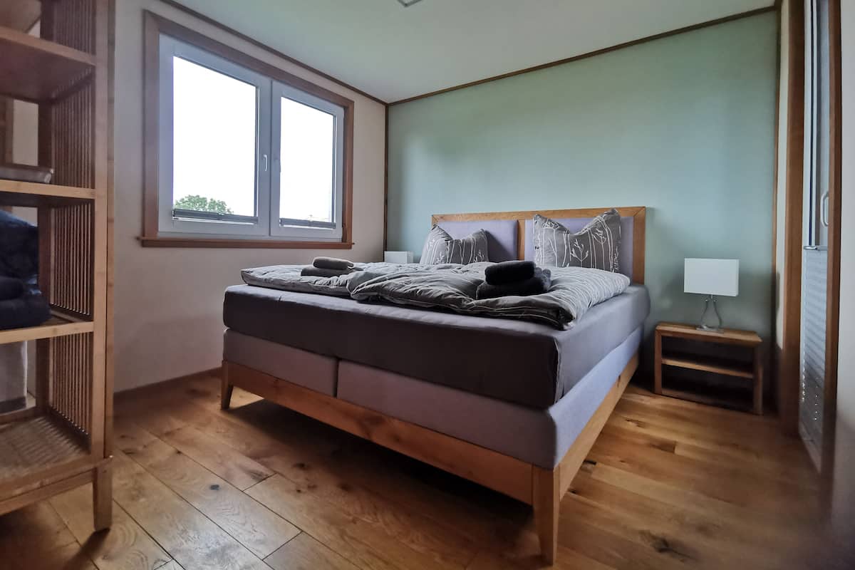 1 slaapkamer, donsdekens, individueel gemeubileerd, een laptopwerkplek