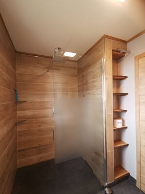 Dusj, regndusjhode, hårføner og oppvarmet badegulv