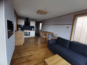 Großer Kühlschrank, Mikrowelle, Herdplatte, Geschirrspüler