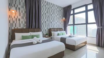 Apartment | Premium bedding, laptop workspace, blackout drapes, iron/ironing board