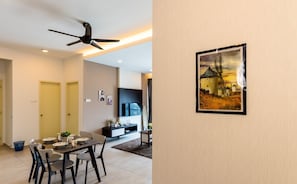 Ein modernes Interieur mit Essbereich, Deckenventilator und einem gerahmten Bild an der Wand.