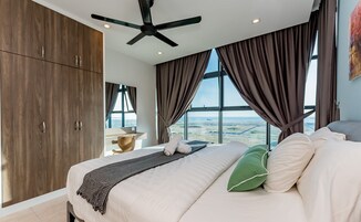 Ropa de cama de alta calidad y espacio para trabajar con laptop 