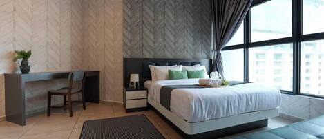 Un dormitorio moderno con cama, mesita de noche y escritorio con silla.