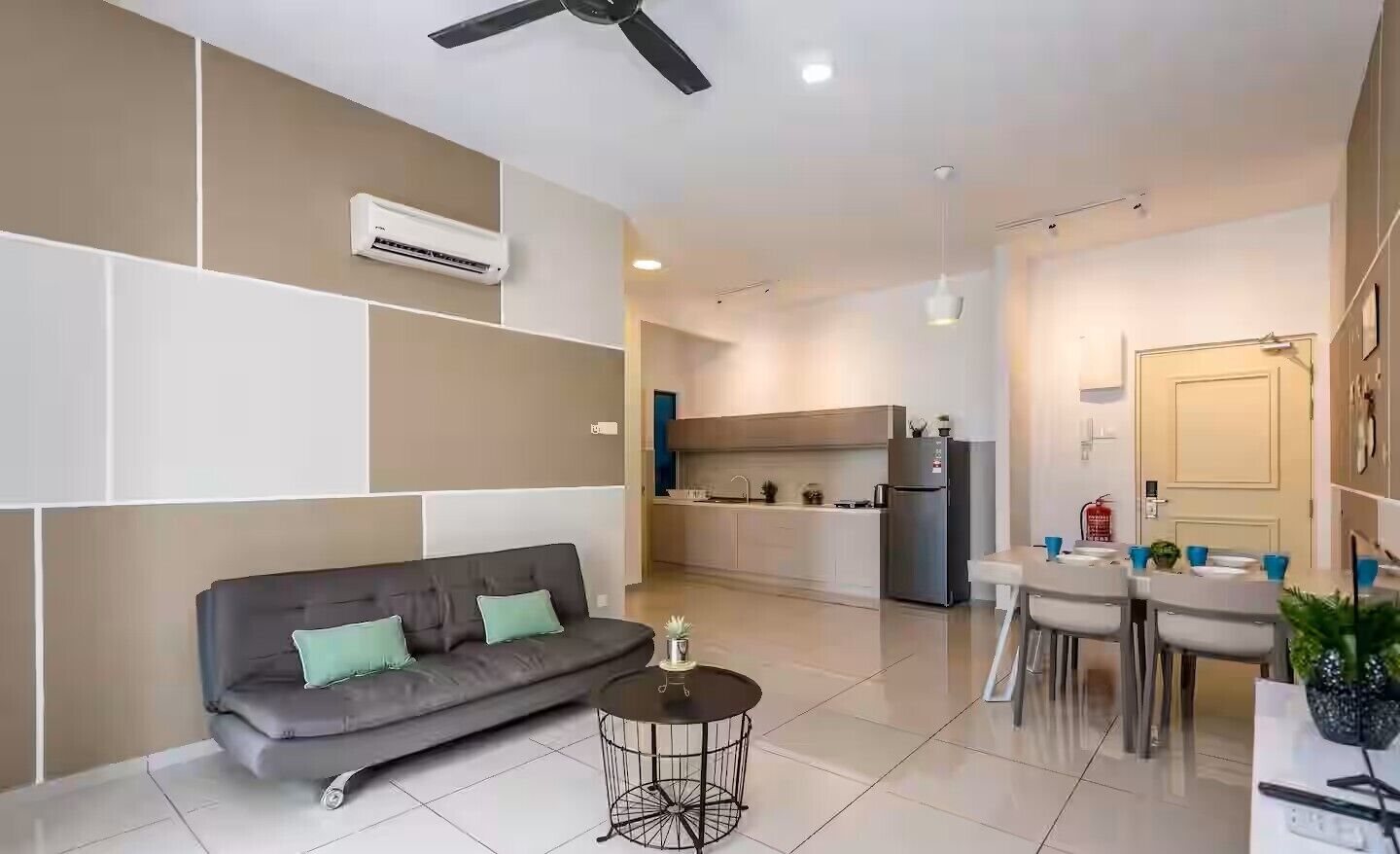 Un salon moderne avec un canapé, une table basse et un ventilateur de plafond.