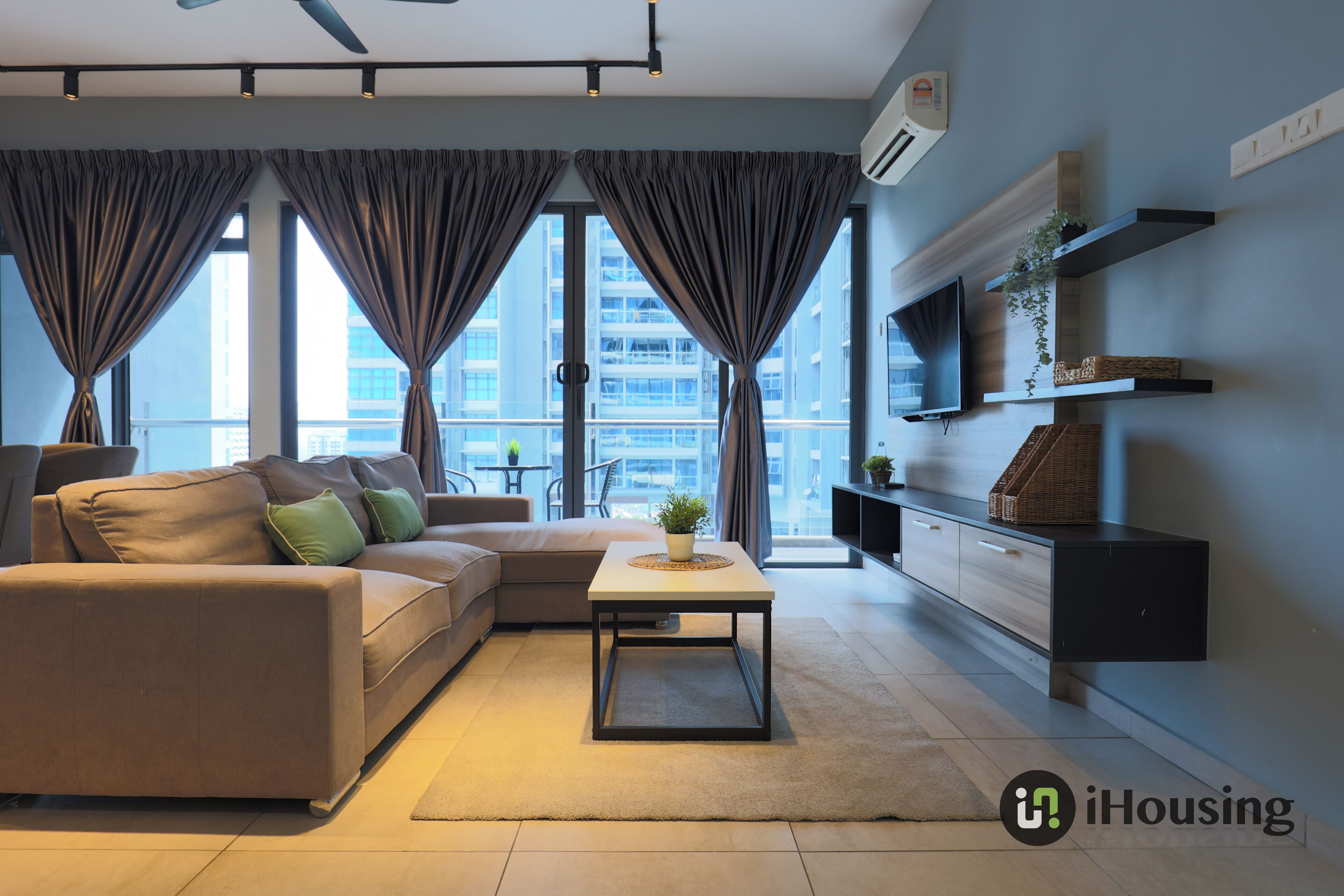 Apartament sènior, 3 dormitoris | Sala d'estar | Televisor intel·ligent de 40 polzades amb canals digitals i Netflix 