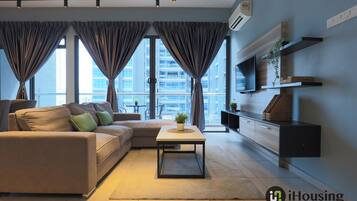 Senior-lejlighed - 3 soveværelser | Opholdsområde | 40-tommers smart-tv med digitale kanaler, Netflix, bordtennisbord