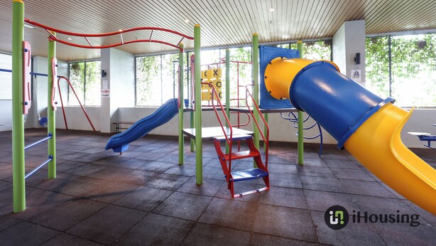Een speeltuin met glijbanen en klimconstructies.