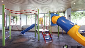 Een speeltuin met glijbanen en klimconstructies.