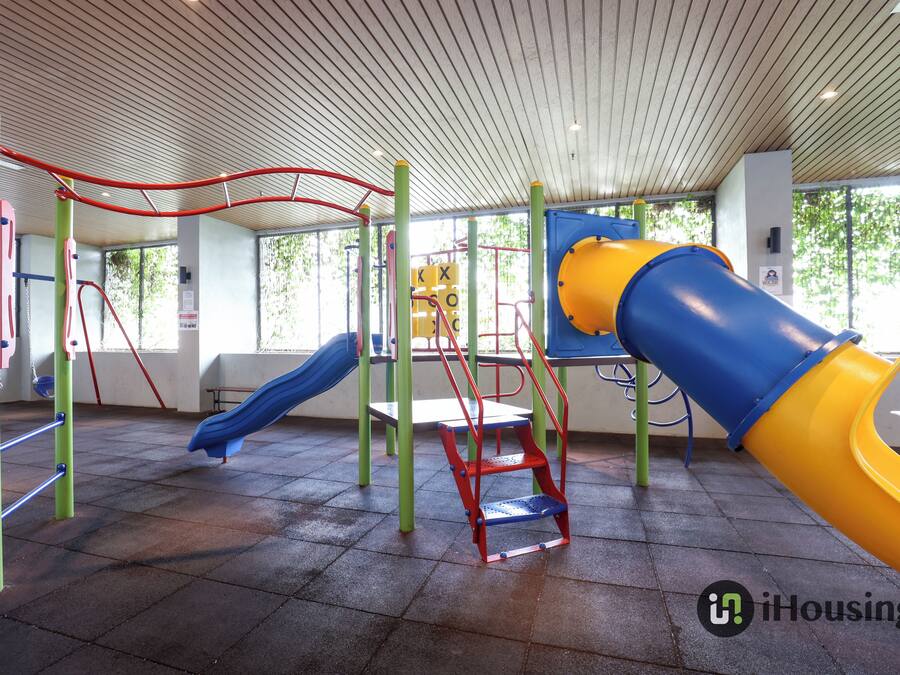 Un parque infantil con toboganes y estructuras para escalar.
