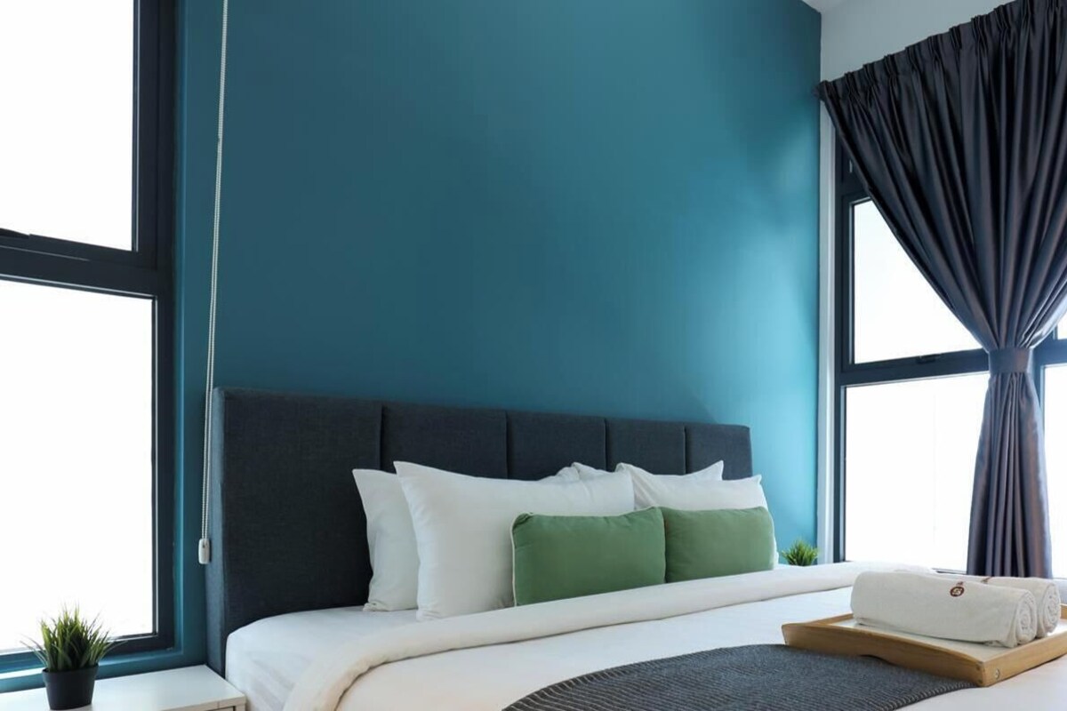 Senior Apartment, 3 Bedrooms | Premium bedding, laptop workspace, blackout curtains, iron/ironing board
