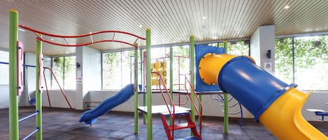 Un parque infantil con toboganes y estructuras para escalar.