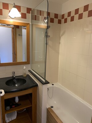 Duschwanne, Haartrockner, Toilettenpapier