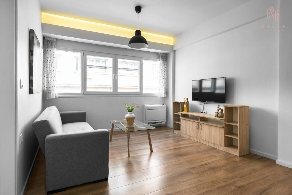 Deluxe Apartment (4) | Living area | Flat-screen TV