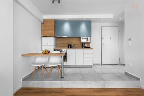 Apartamento luxo (4) | Cozinha privada | Geladeira grande, fogão, cooktop, cafeteira/chaleira