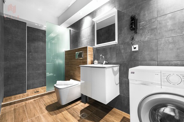 Departamento Deluxe (1) | Baño | Regadera, amenidades de baño gratuitas, toallas