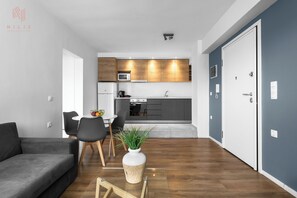 Departamento Deluxe (1) | Cocina privada | Refrigerador con congelador, horno y parrilla de estufa