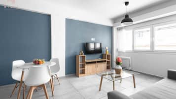 Deluxe Apartment (5) | Living area | Flat-screen TV