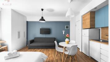 Deluxe Apartment (6) | Living area | Flat-screen TV