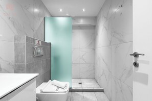 Regadera, amenidades de baño gratuitas, toallas