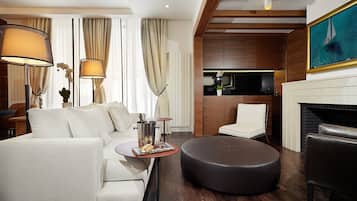 Presidential Suite | Minibar, in-room safe, individually decorated, individually furnished