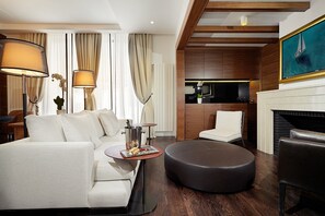 Minibar, caja de seguridad en la habitación y decoración personalizada 