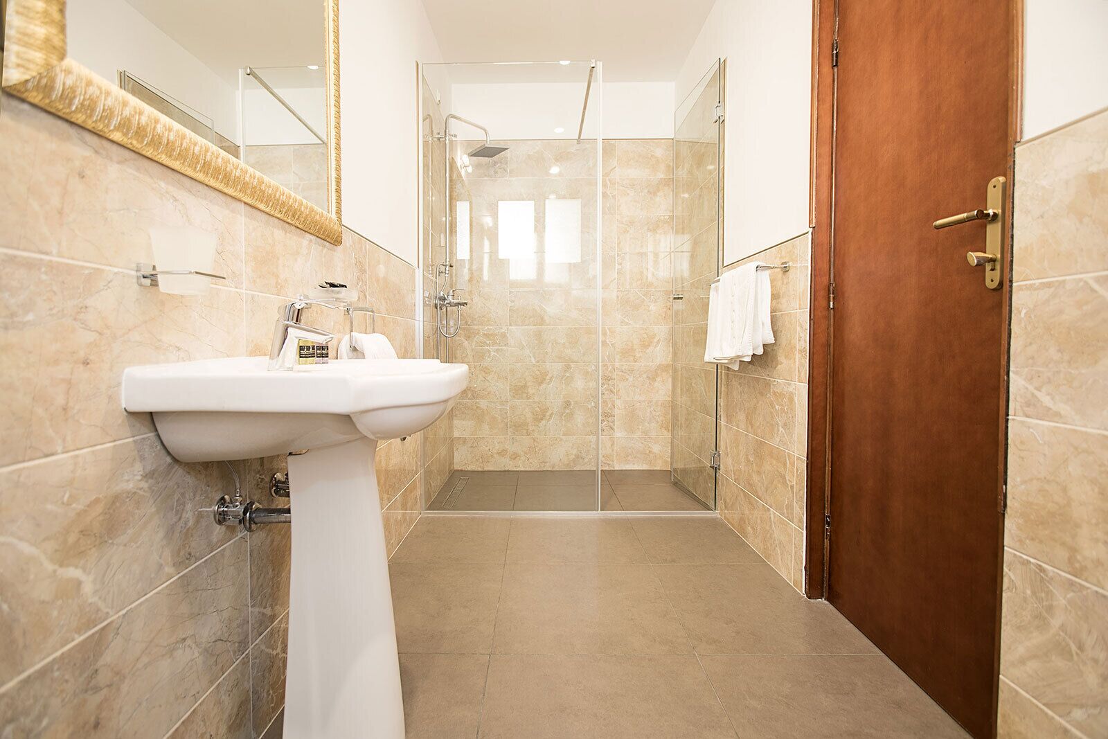 junior suite | bathroom | free toiletries, hair dryer, slippers, bidet