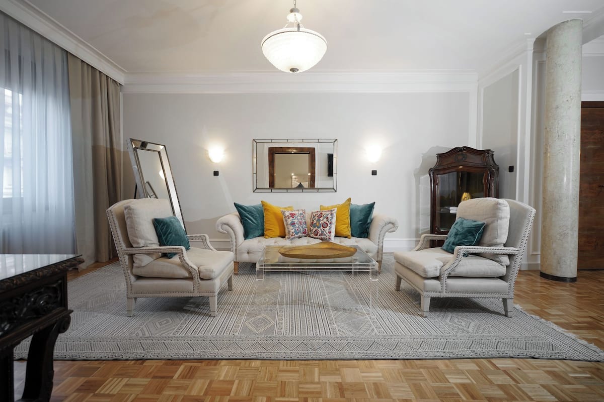 Minibar, caja de seguridad en la habitación y decoración personalizada