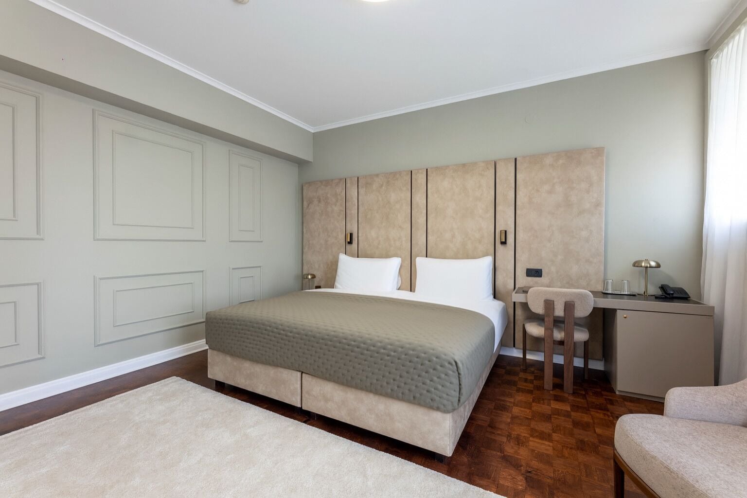Une chambre à coucher avec un lit, un bureau et une chaise.