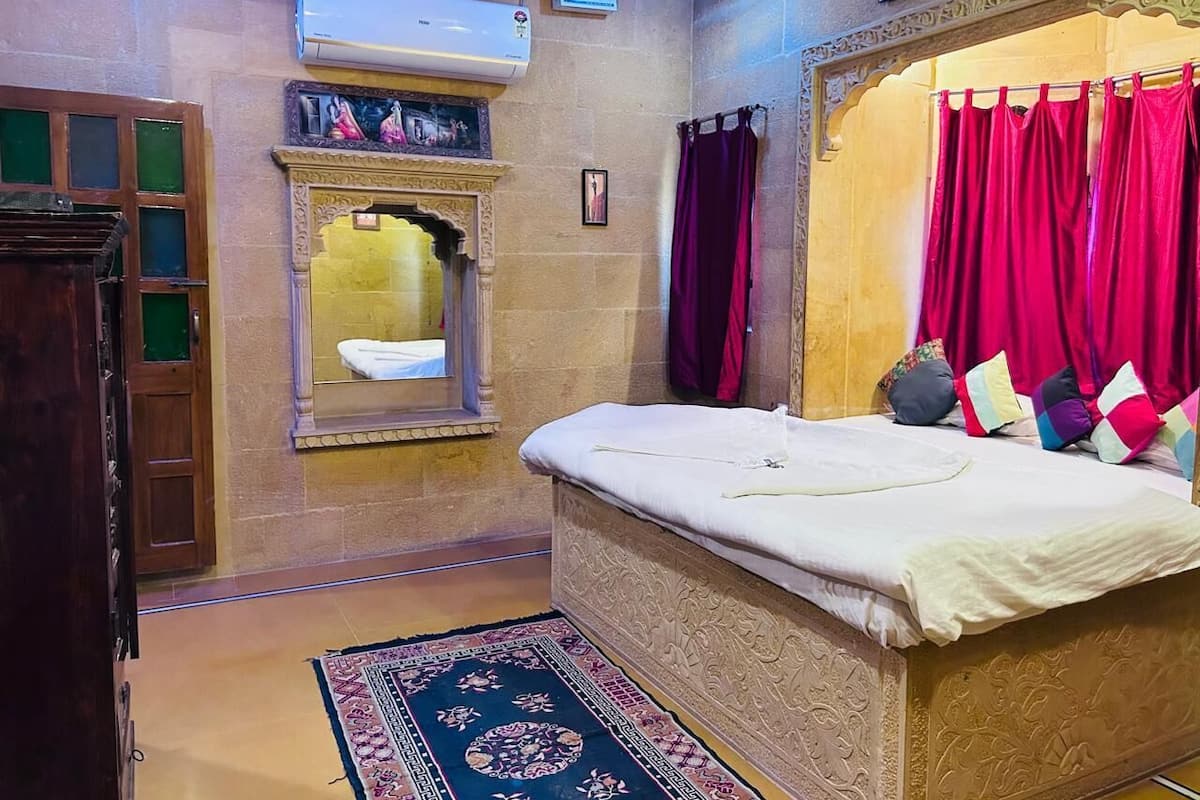 Chambre Deluxe double ou avec lits jumeaux | Salle de bain | Douche, serviettes fournies