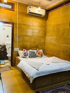 Standard Double Room | Free WiFi, bed sheets