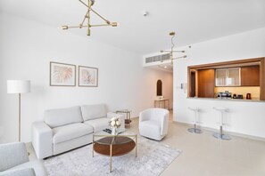 Premium appartement | Woonruimte | Een 50-inch smart-tv met kabelzenders