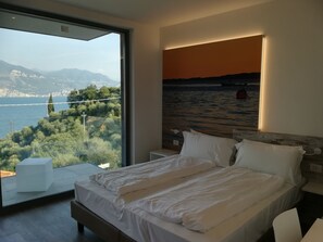 客房内保险箱、特色家居、办公桌、隔音