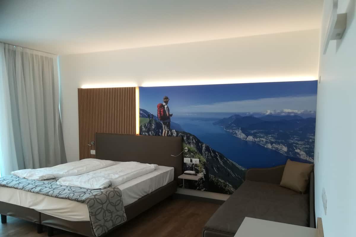 Suite Junior, balcon (3 pax) | 1 chambre, coffres-forts dans les chambres, ameublement personnalisé
