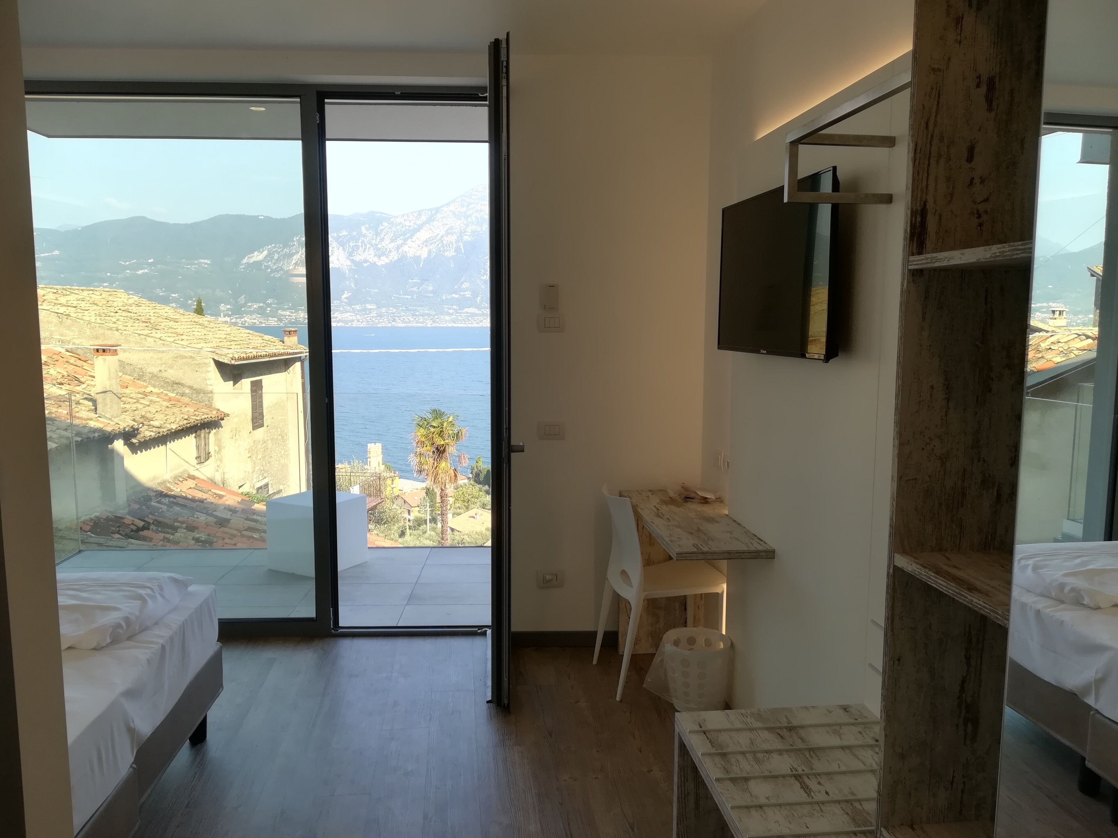 Una cassaforte in camera, con arredamento individuale, una scrivania