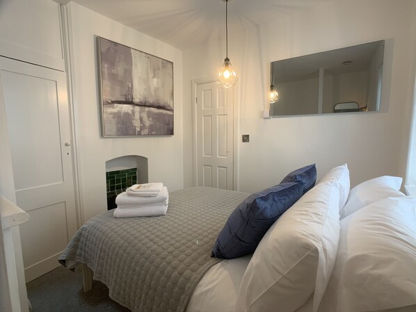 2 عدّة غرف نوم ومساحة عمل للكمبيوتر المحمول وواي فاي مجانًا