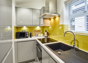 2-Bedroom Holiday Cottage | Private kitchen | Fridge, stovetop, dishwasher, electric kettle - Clinker Cottage (Whitby)