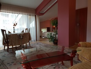 Executive Studio Suite | Living area | Flat-screen TV - National Palace (Sliven)