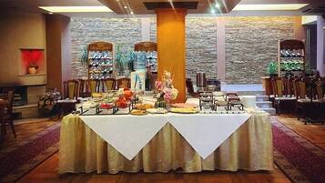 Free daily buffet breakfast