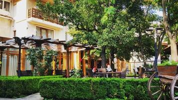 Bar (trong khuôn viên)