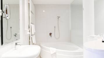 Studio | Bathroom | Hair dryer, towels, soap, shampoo