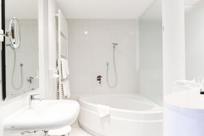 Estudio | Baño | Secadora de cabello, toallas, jabón, shampoo 