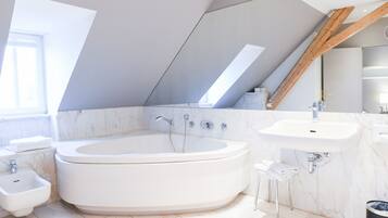 Die Suite | Badezimmer | Haartrockner, Handtücher, Seife, Shampoo