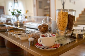 Un buffet proposant une variété de plats et un coin café.